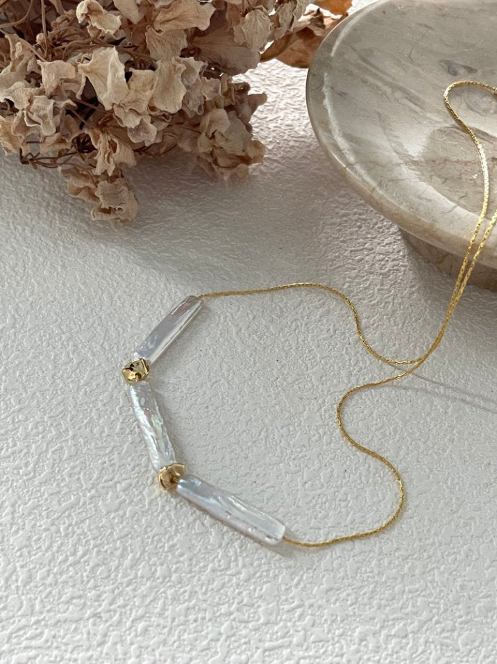 Pearls Aura Minimalist Baroque Pearl Necklace – 14K Gold Filled Chain with Gold Accents (45cm)