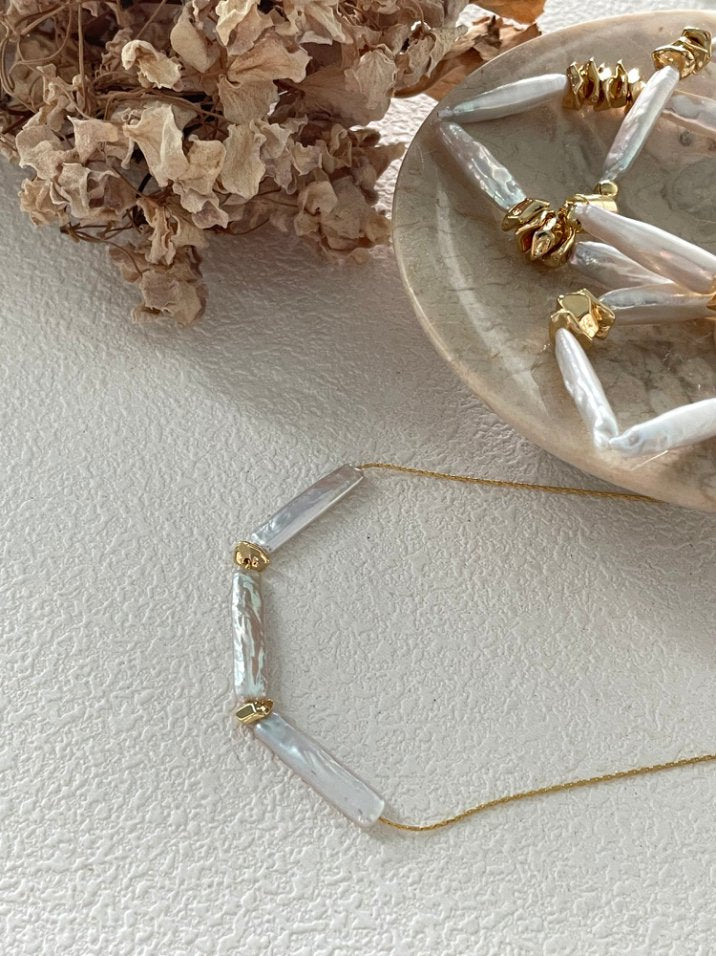 Pearls Aura Minimalist Baroque Pearl Necklace – 14K Gold Filled Chain with Gold Accents (45cm)