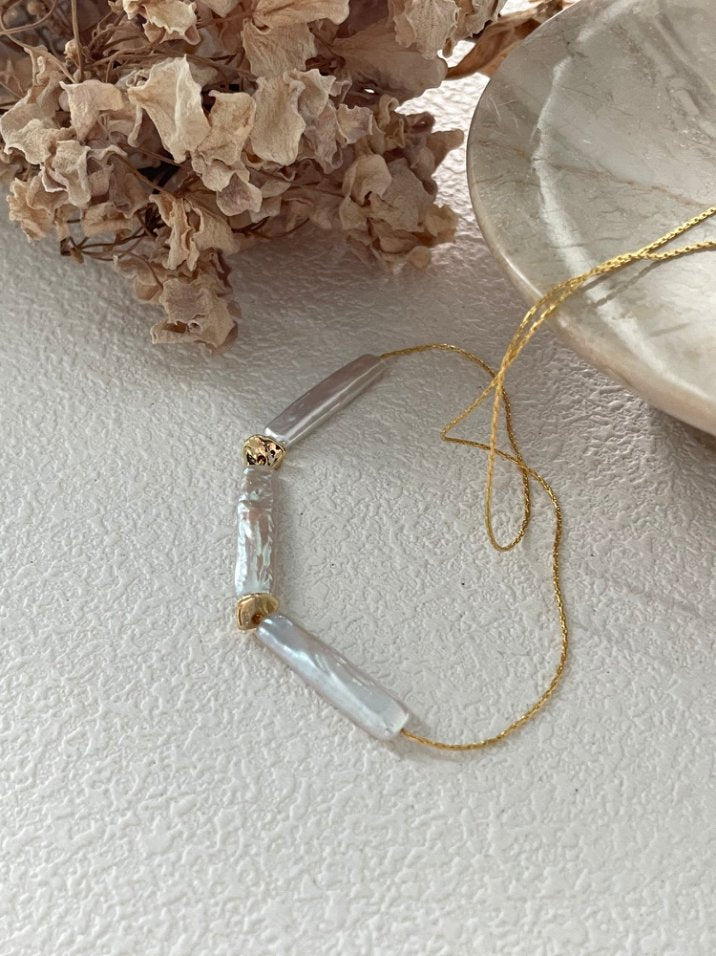 Pearls Aura Minimalist Baroque Pearl Necklace – 14K Gold Filled Chain with Gold Accents (45cm)