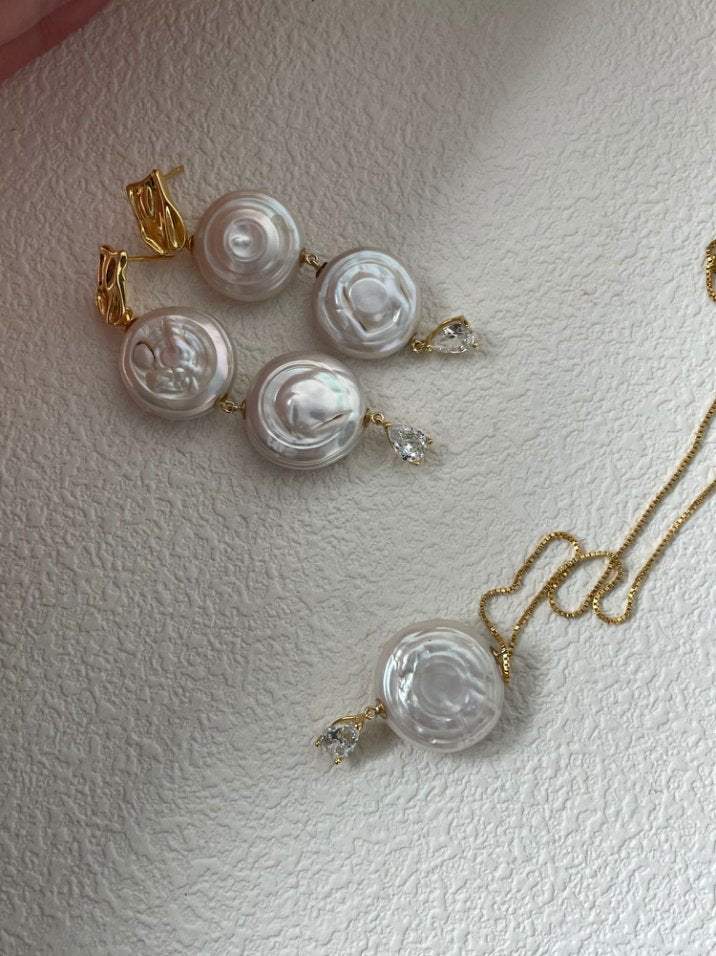 Pearls Aura Roman Holiday Necklace – 18K Gold Plated on Sterling Silver | Iridescent Baroque Pearl Pendant